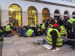 La base militare che li ospita è "no buona". La lunga marcia dei profughi per il Veneto