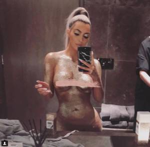 Kim Kardashian, nudo completo allo specchio