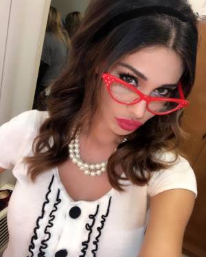 Belen Rodriguez in versione segretaria sexy 