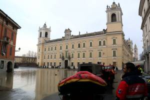 Il torrente Parma esce dagli argini