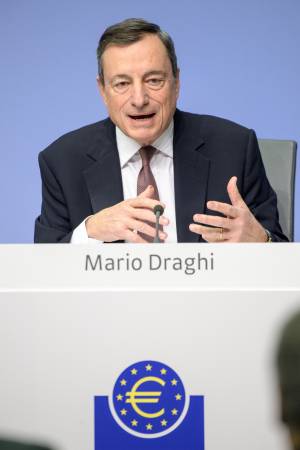 Spread, il M5S accusa Draghi: "Compra meno titoli di Stato"