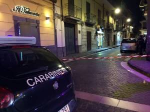 Sparano e colpiscono un innocente: i carabinieri sulla scena del crimine