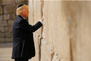 Donald Trump, il primo presidente Usa a visitare il Muro del Pianto