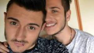 Morti assieme nel sonno. La giovane coppia gay avrà un funerale unico