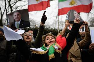 Protesta dell'opposizione iraniana fuori dall'ambasciata a Londra