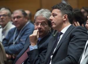 Renzi: "Sfidiamo l'incompetenza del M5S". E attacca il centrodestra