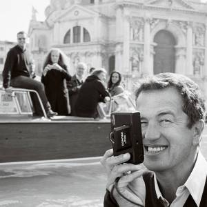 Molestie, il fotografo Mario Testino cacciato da Vogue