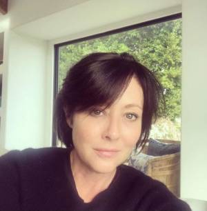  Shannen Doherty mostra la ricrescita dei capelli