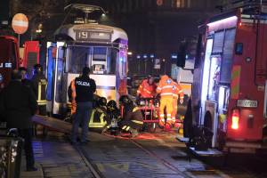 Milano, travolta da tram. Rimane un'ora incastrata, poi trasportata al Niguarda