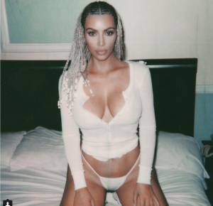Kim Kardashian, seno e perizoma in mostra su Instagram