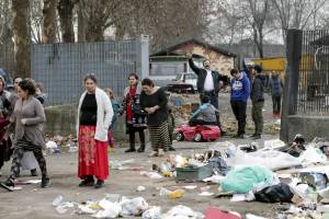 Torino, Salvini circondato dai bambini rom