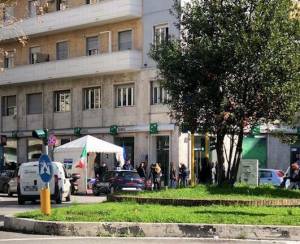 "Luca Traini è uno di voi", così le "compagne" assaltano il gazebo della Lega