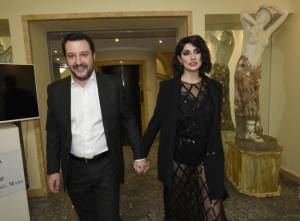 Migranti, Salvini punge Sanremo: "Aspetto una canzone sui terremotati"