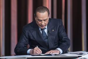 FI, Berlusconi firma "patto per la natalità"