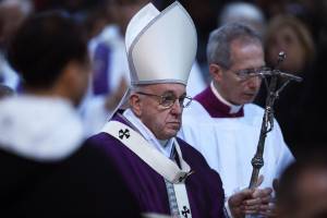 Francesco delude i tradizionalisti: "La Comunione si può prendere pure in mano"