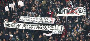 Bundesliga, i tifosi contro il posticipo del lunedì: dagli spalti piovono palline da tennis