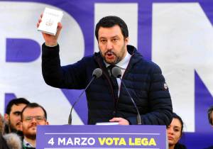 Salvini con rosario e Vangelo. Ma Maroni diserta la piazza