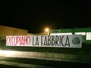 CasaPound: "Occupiamo Embraco". Ma i lavoratori tolgono lo striscione