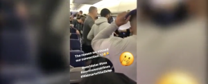 L'aereo è in ritardo: scoppia la folle rissa tra passeggeri