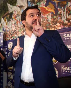 Salvini stana Pd e Cinque Stelle: "Intesa su poltrone e governo?"