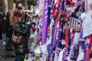 L'ultimo saluto ad Astori: i tifosi della Fiorentina in massa a Coverciano