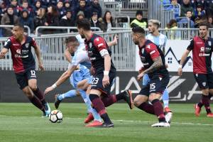 Serie A, la Lazio riprende il Cagliari al 95', Samp ko a Crotone. Vince l'Atalanta