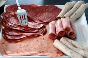 Dagli insaccati al pane bianco: ecco i cibi più pericolosi