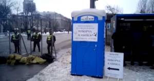 L'offesa di Kiev alla Russia: voto vietato e finte urne nei bagni