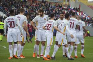 Serie A, la Roma vince a Crotone. L'Atalanta ne fa 5 al Verona. Ok la Fiorentina