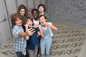 Nessuno si presenta alla sua festa di compleanno, il cast di Stranger Things si mobilita