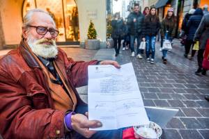 Como, il parroco difende l'ordinanza anti clochard: "Non tutti i mendicanti sono poveri"