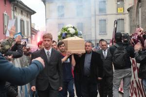 L'ultimo saluto a Mondonico: in migliaia in piazza per il funerale