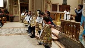 Ragazzi in via Crucis vestiti da profughi. La Lega insorge