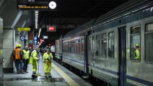 Torino, 15enne cade sui binari: il treno la schiaccia davanti ai compagni