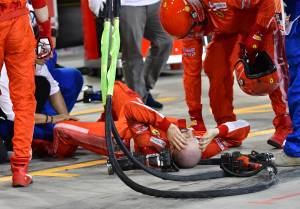 Bahrain, Raikkonen investe un meccanico: le foto dell'incidente