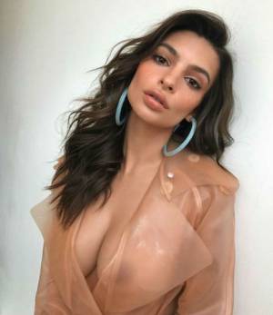 Emily Ratajkowski hot in impermeabile trasparente