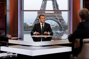 Macron-show alla Ue. "Rischio guerra civile"