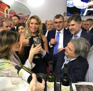 Renato Brunetta a Vinitaly con la presidente del Senato Maria Elisabetta Alberti Casellati