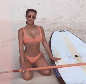 Kim Kardashian sexy in spiaggia