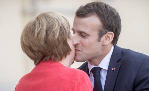 Macron in panne va a Berlino. E Merkel frena i sogni europei