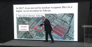 Lo show di Netanyahu: "Teheran ha mentito. Vuole cinque atomiche"