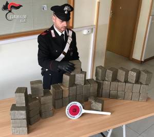 Bari, arrestato un uomo con 47 chili di hashish nel cofano dell'auto