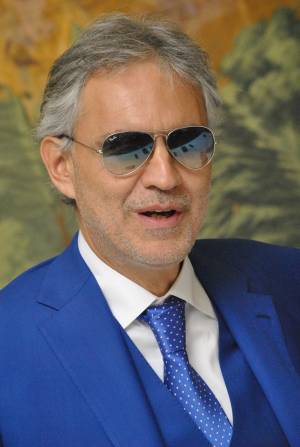 Andrea Bocelli canterà dal balcone di Fedez e Chiara Ferragni