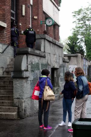 Torino, preside di scuola media dice stop a minigonne, shorts e trucchi