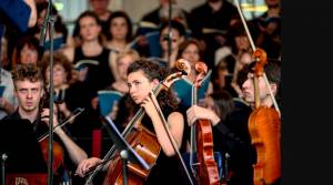 Avvisa il direttore d'orchestra del tempo scaduto, lui lo prende a colpi di partitura