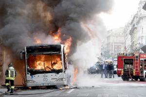 Roma, 18esimo bus in fiamme