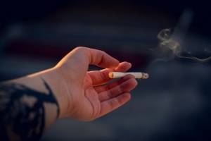 Un amore  su tre finisce  in fumo per colpa della sigaretta del partner