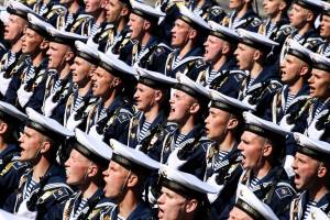 I marinai russi in parata in Piazza Rossa