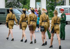 Le poliziotte di Putin sfilano in Piazza Rossa