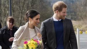 Meghan Markle: il padre guarda le foto con Harry in un internet cafè